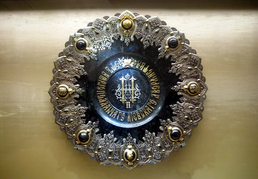 A labradorite dish for Nicholas II: A labradorite dish and saltcellar with silver mounts, presented to Emperor Nicholas II by the nobility of Kyiv in 1896, the year of his coronation.