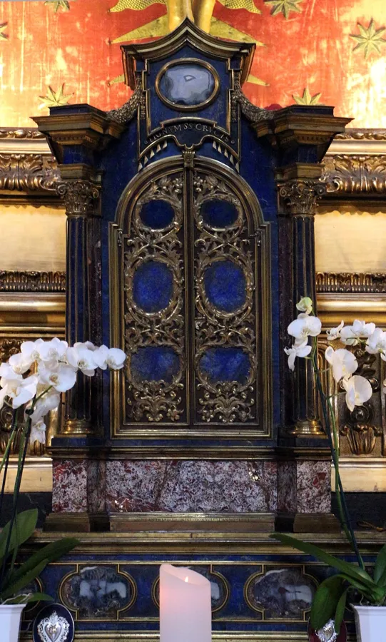 A lapis ciborium in San Marcello: A ciborium (a small altar shrine) faced with lapis lazuli, designed by Francesco Carlo Bizzaccheri in 1691.