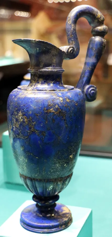 A Medici lapis ewer in the Green Vault: A tall lapis lazuli ewer attributed to the Medici court workshops in Florence, now in the treasure chamber of the Saxon electors in Dresden.