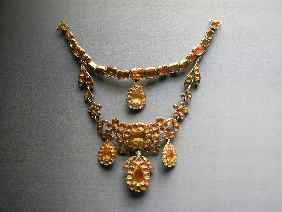 A Portuguese choker of topazes: An 18th-century Portuguese choker set with topazes.
