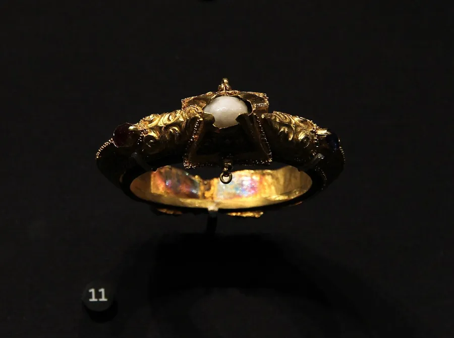 A Seljuk bracelet of garnets and sapphires: A gold bracelet set with garnets, sapphires and turquoises, made in Iran under the Seljuks in the 12th century (V&A M.32-1957).