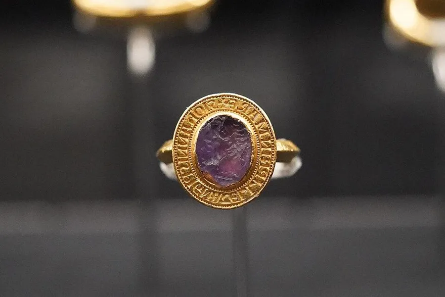 An ancient amethyst reused as a seal: An amethyst intaglio carved in the 1st century BC, later set in a ring as the seal of Iohannes Pignatelli.