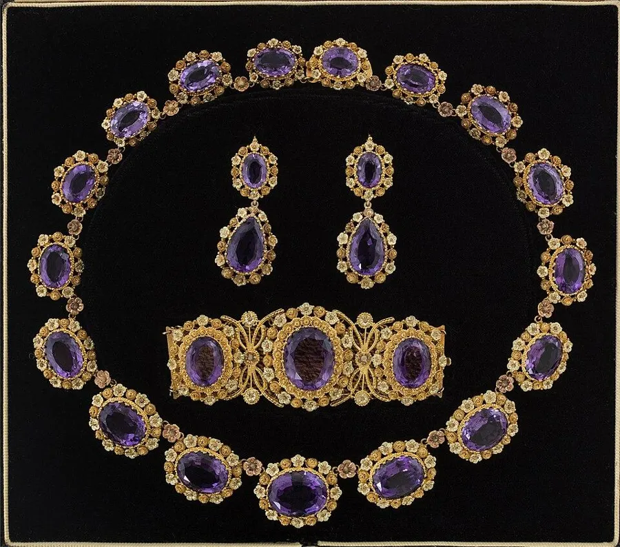 An amethyst parure from Paris: A matching set of necklace, earrings and brooch in gold set with amethysts, made in France between 1820 and 1830.