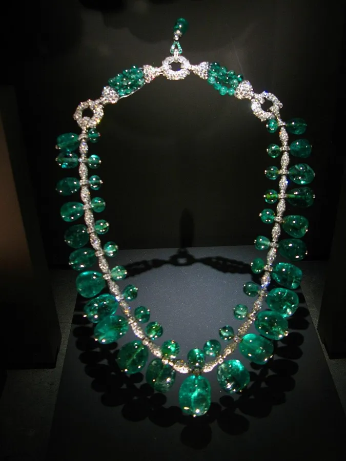 The Indian Emerald Necklace by Cartier: An Art Deco necklace in platinum with 24 graduated emerald drops and hundreds of small diamonds, made by Cartier in 1928 to 1929.
