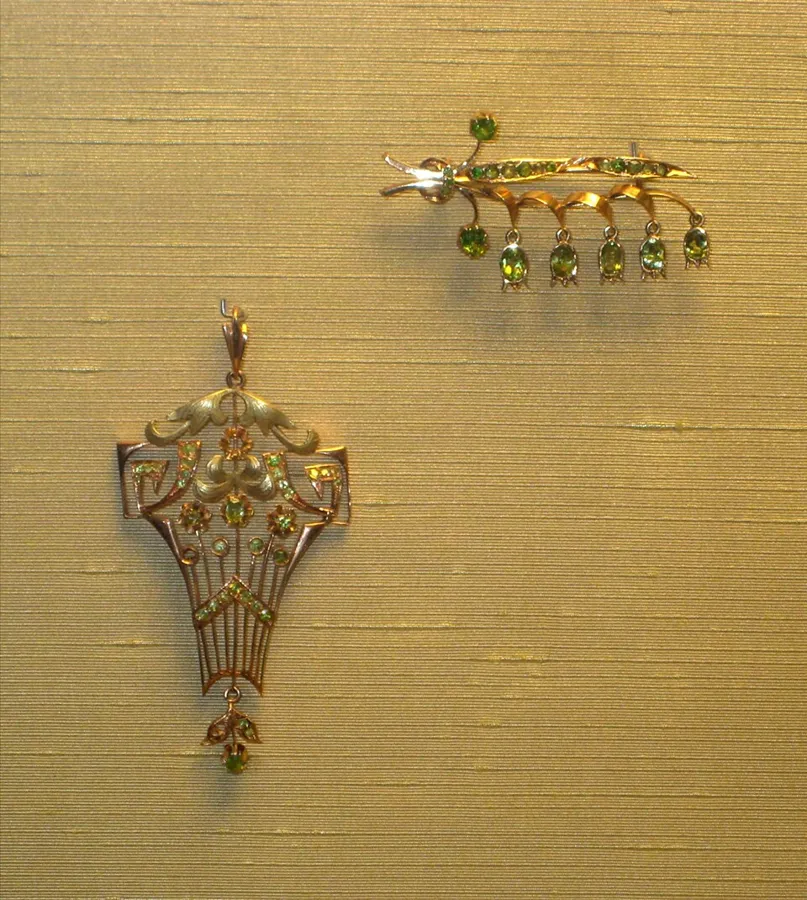 Demantoid brooch and pendant: A pendant made in Moscow and a brooch made in Yekaterinburg, both between 1908 and 1917, set with Russian green demantoid garnets in gold.