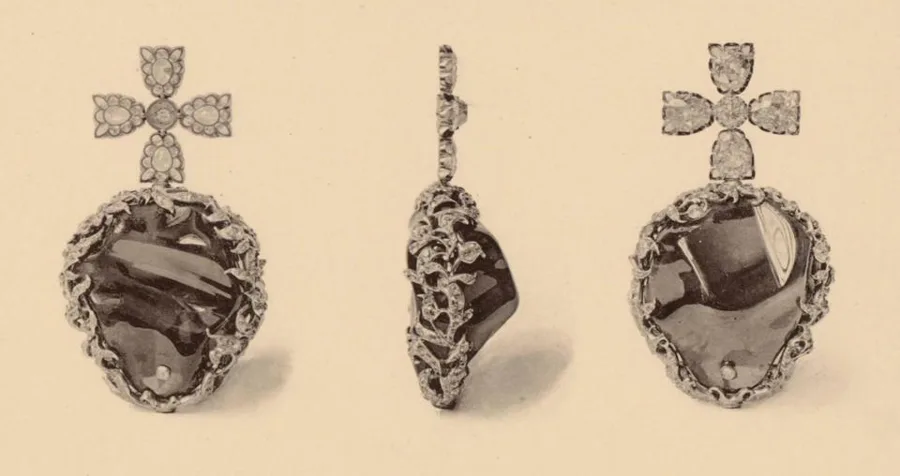 The spinel on Catherine the Great’s crown: A red spinel of about 398 carats, set on top of the Great Imperial Crown made for Catherine the Great’s coronation in 1762. Drawing from the 1925 Fersman catalogue.