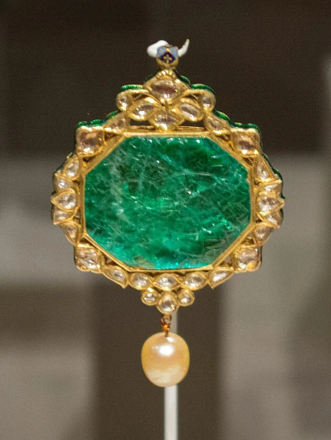An emerald pendant from Jaipur: A pendant of gold, emeralds, diamonds, enamel and a pearl, made in Jaipur, Rajasthan, in the 1700s.