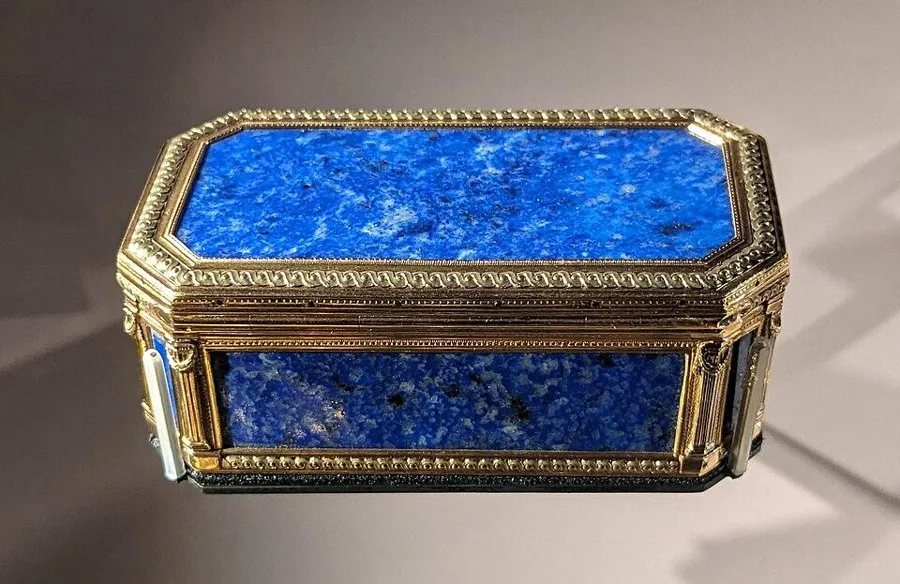A lapis lazuli snuffbox: A snuffbox with panels of lapis lazuli mounted in gold.