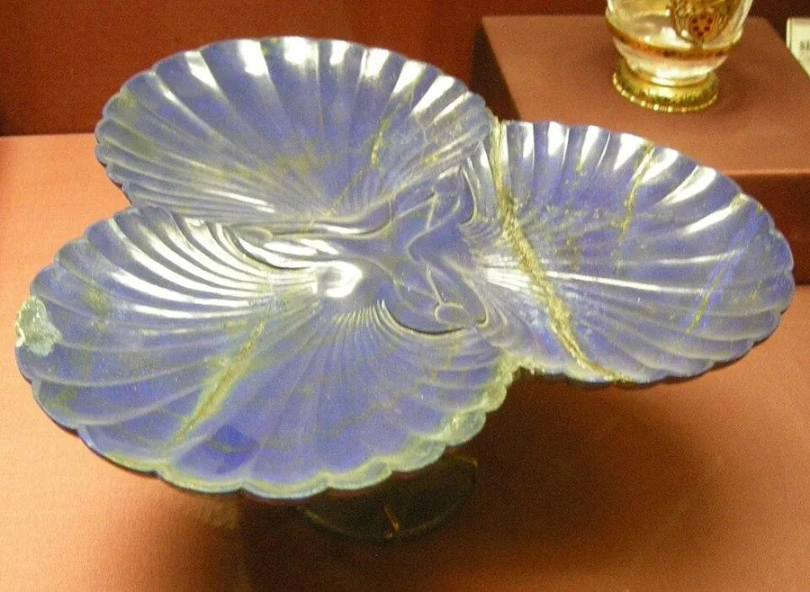 A Medici serving dish in lapis: A three-lobed dish carved from lapis lazuli and mounted in gold, from the treasury of the Grand Dukes of Tuscany.