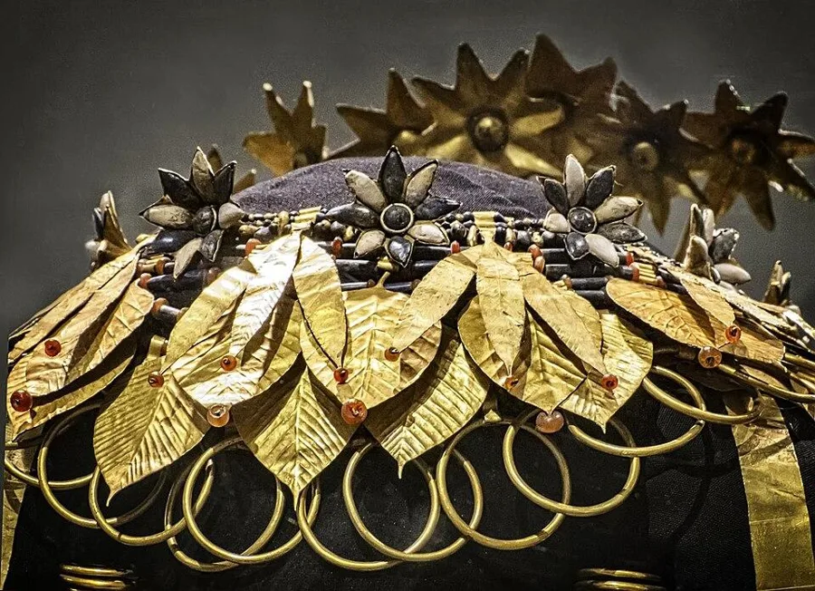 Queen Puabi’s headdress: Gold leaves and rings hung on strings of lapis lazuli and carnelian beads, from about 2500 BCE.