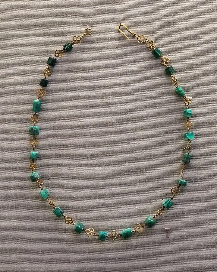A Roman emerald necklace: Natural emerald crystals strung between gold links, Roman Empire, 2nd or 3rd century AD.