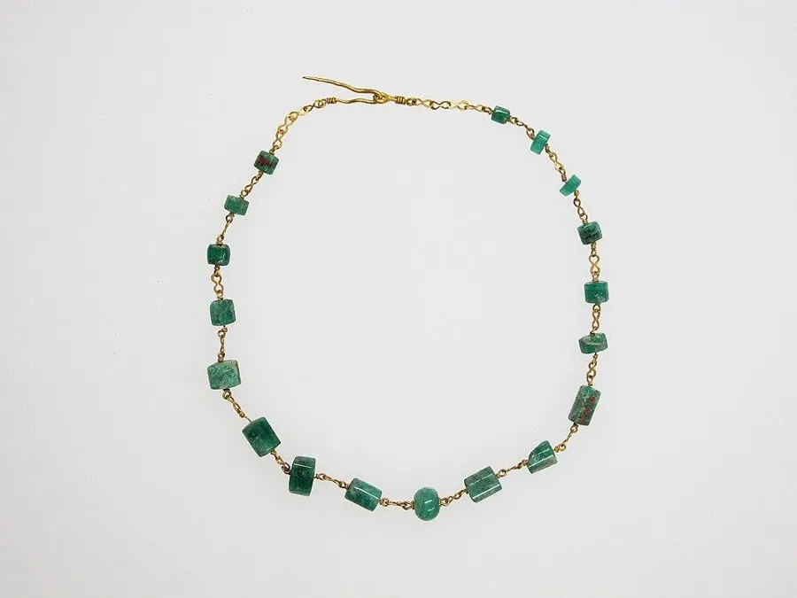 Another Roman emerald necklace: Natural emerald crystals and gold, Roman.