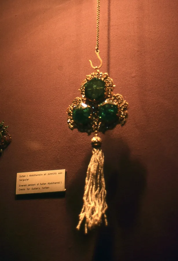 Sultan Abdulhamid I’s emerald turban pendant: A turban ornament of Sultan Abdulhamid I, built around three large emeralds, in the treasury of Topkapı Palace.