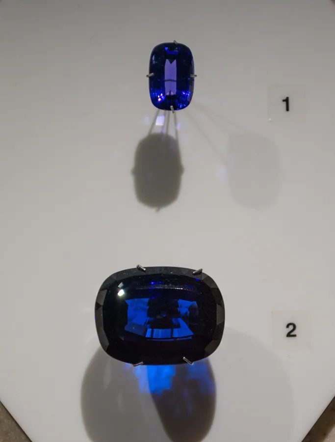 Tanzanite at the Cleveland Museum of Natural History: A tanzanite on display in the museum gem gallery, photographed in 2014.
