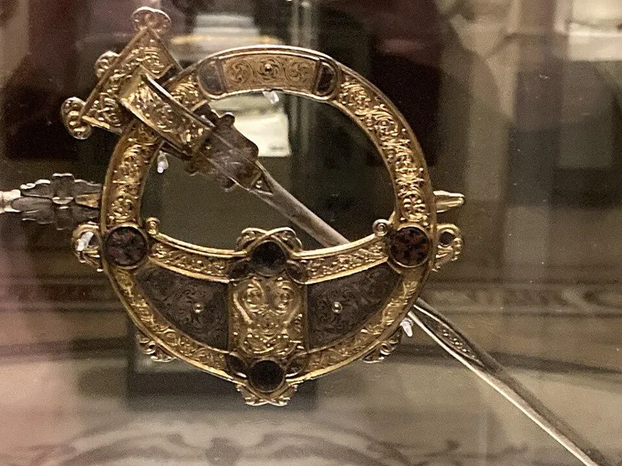 The Tara Brooch (back): An Irish brooch of gilt silver with gold filigree, amber and glass, around 700 AD.