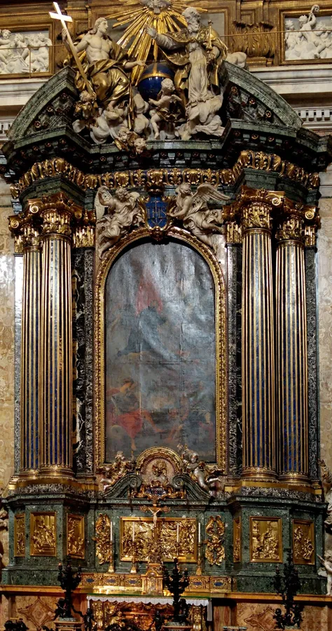 The altar of Saint Ignatius and its lapis globe: The altar over the tomb of Saint Ignatius of Loyola, designed by Andrea Pozzo, rich in coloured marbles, gilt bronze and lapis lazuli. A globe faced with lapis lazuli is held above the statue of the saint.