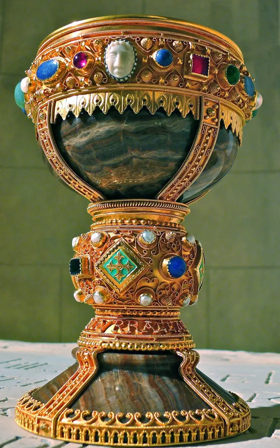 The Chalice of Doña Urraca: A chalice made from two Roman onyx cups joined by a gold mount set with gems, given by Infanta Urraca of Zamora, daughter of King Ferdinand I of León.