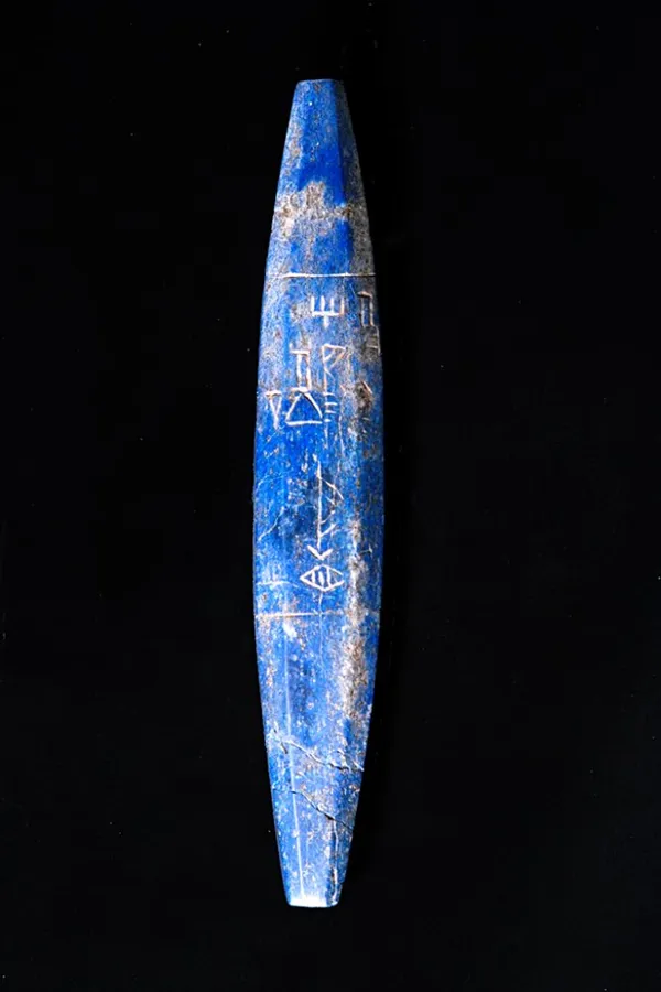 The lapis bead of King Mesannepada: A long lapis lazuli bead, about 12 cm, inscribed in cuneiform: it was dedicated to the god Lugalkalam by Mesannepada, king of Ur, son of Meskalamdug, king of Kish.