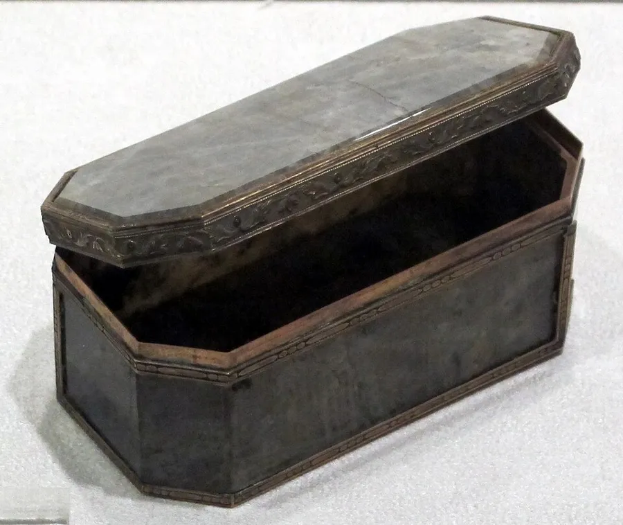 A Florentine labradorite and gold snuffbox of about 1790, given by Ferdinand III in 1794. Museo di Storia Naturale, Florence.