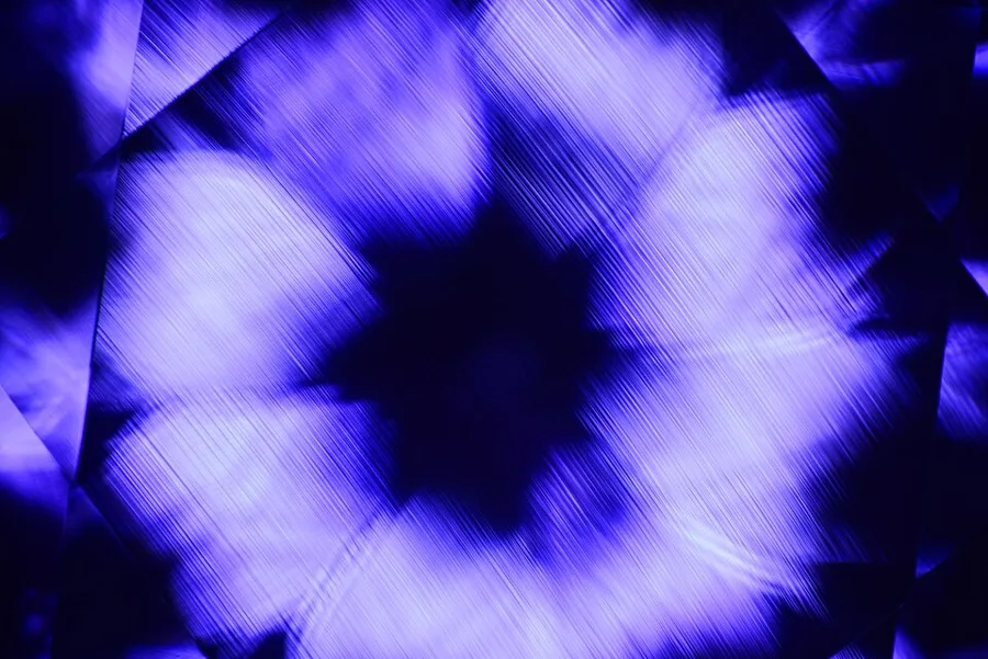 How a gemologist spots flame-fusion lab sapphire: curved growth lines under magnification, which mined stones never have.