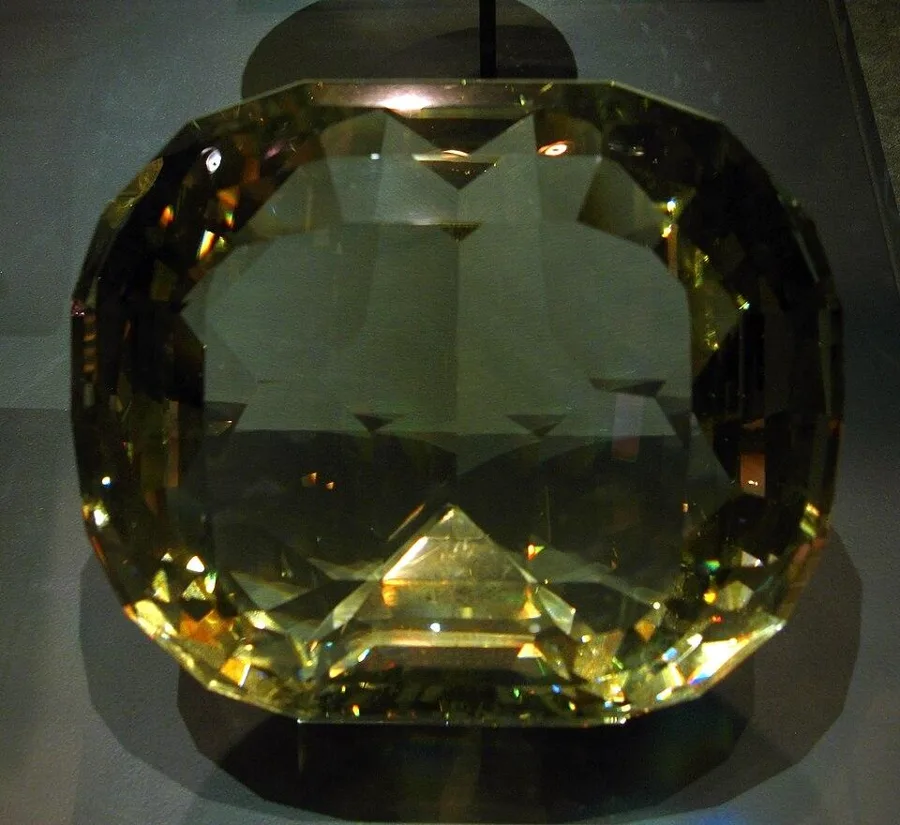 The American Golden Topaz: 22,892.5 carats and 172 facets, cut over two years from a 26 lb crystal from Minas Gerais, Brazil. Smithsonian, Washington.